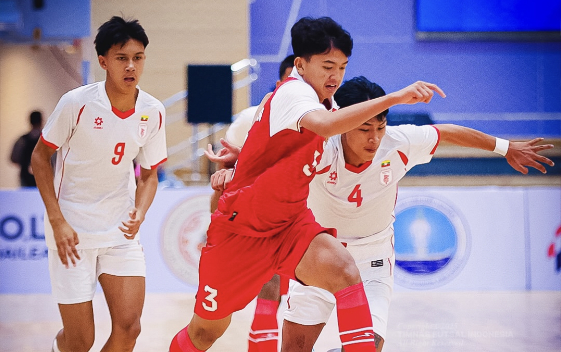Pemain muda berbakat dari Kabupaten Pandeglang M. Ibnu Alan (16), sedang menggiring bola saat melawan Myanmar di turnamen Piala AFF Futsal U-16, di PAO Nonthaburi Gymnasium, Nonthaburi, Thailand, Selasa (23/12).