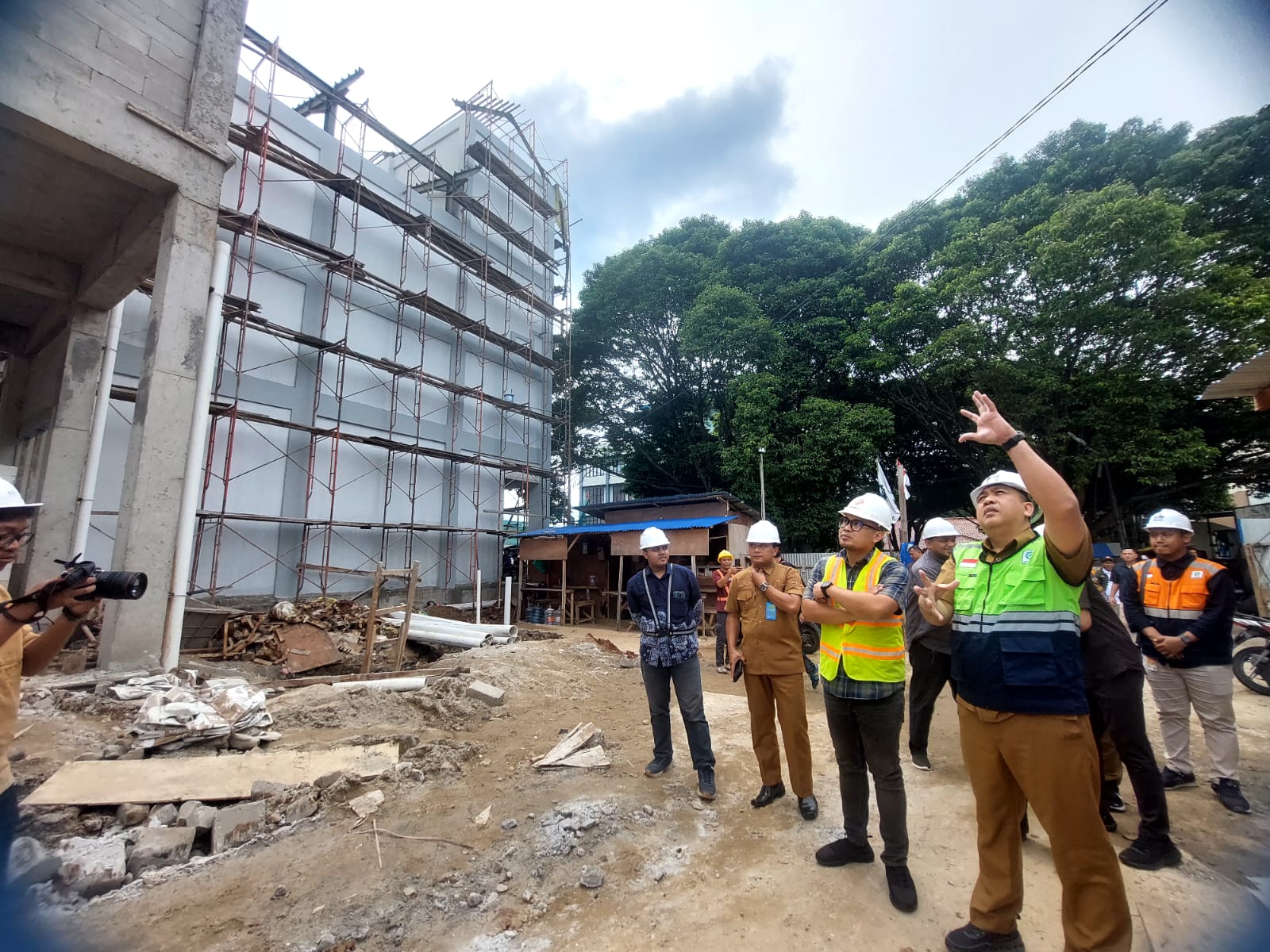 Wakil Wali Kota Tangsel, Pilar Saga Ichsan saat meninjau pembangunan GSG Pamulang, Selasa (9/12). Foto : Rahman/TP