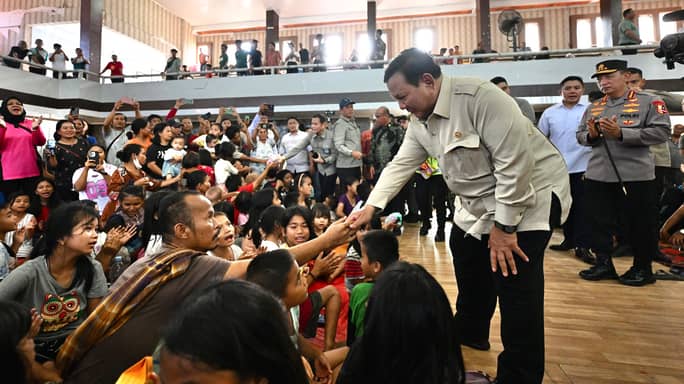 Presiden Prabowo saat meninjau pengungsi korban banjir di Tapanuli, Sumut. Foto : Ist