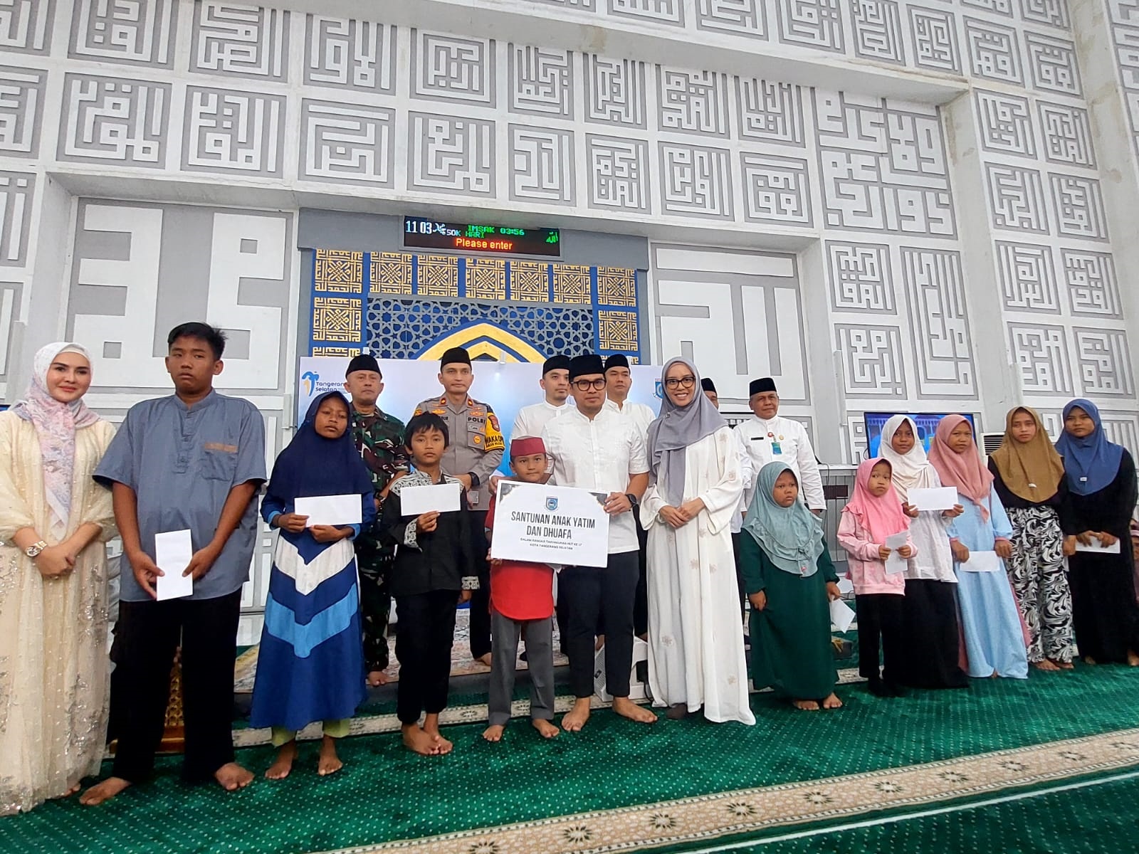 SANTUNAN. Sekitar 350 anak yatim piatu mendapat santunan dalam acara tabligh akbar di Puspemkot, Rabu (3/12).