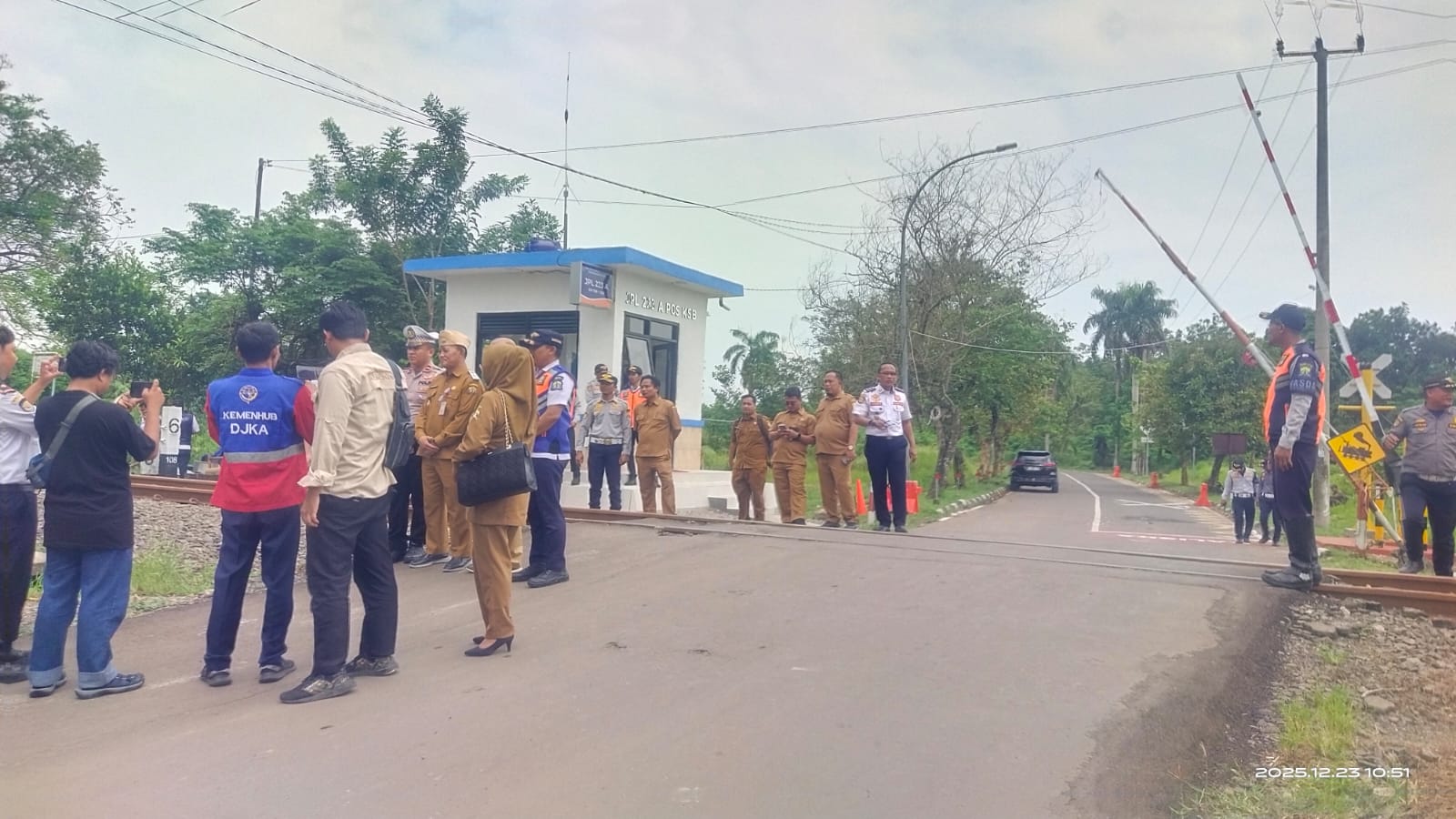 Persemian pos jaga dan palang pintu JPL 233 A POS, Kota Serang, Selasa (23/12/2025.(Istimewa)