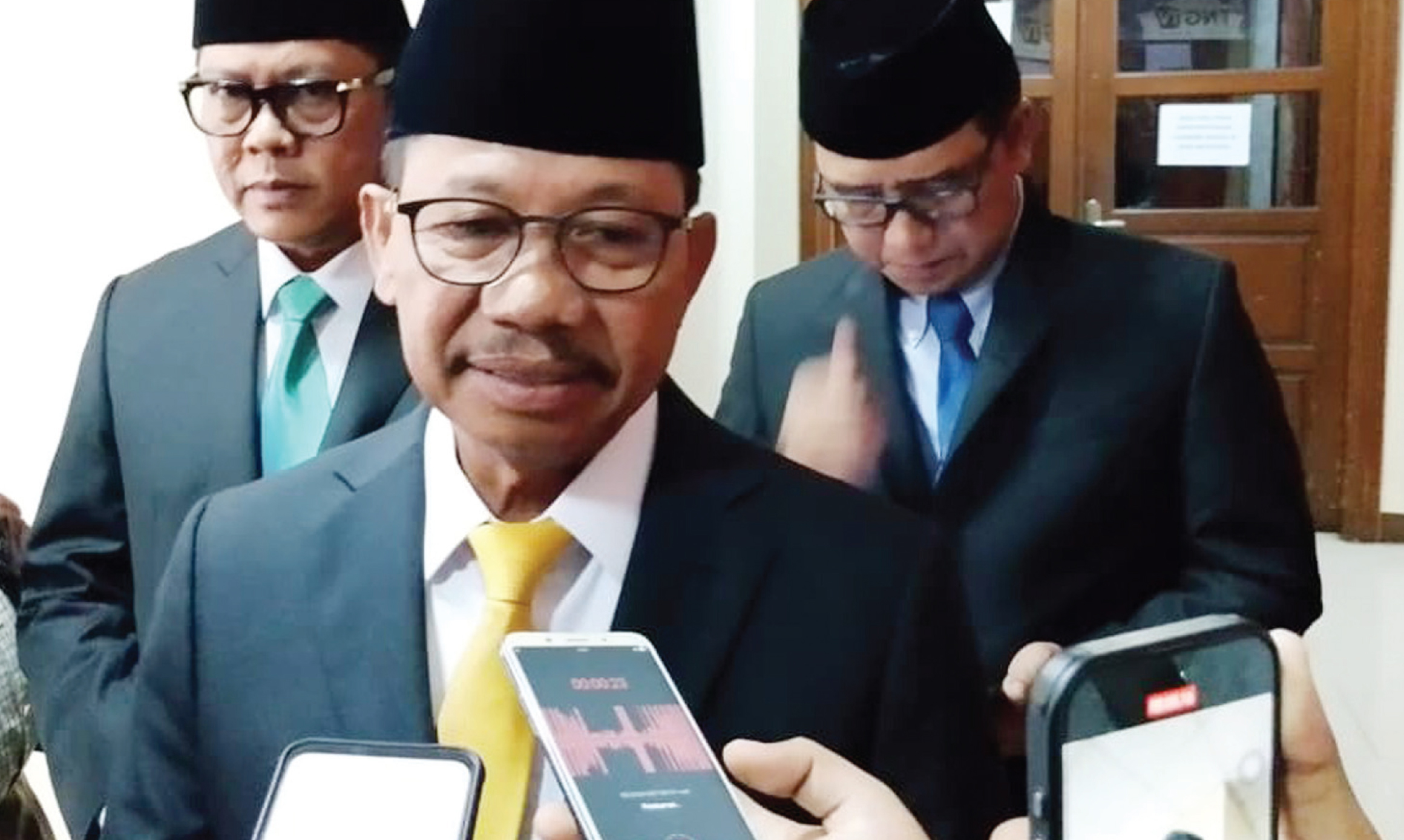 Wali Kota Tangerang, Sachrudin, saat diwawancarai awak media terkait persiapan Natal 2025 dan Tahun Baru 2026 (Nataru), Minggu (21/12).