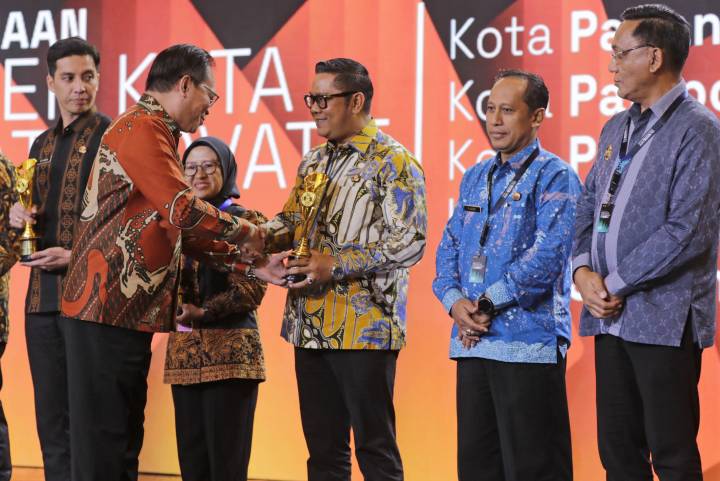 Wakil Wali Kota Tangerang, Maryono Hasan, secara simbolis menerima penghargaan dalam ajang Innovative Government Award (IGA) 2025, di Ball Room salah satu hotel di Jakarta, Rabu (10/12).