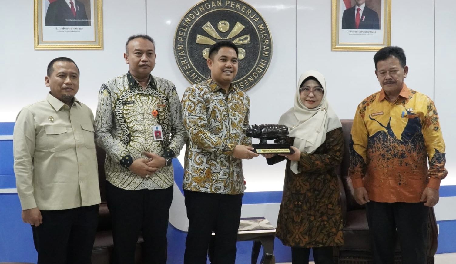 Bupati Pandeglang Raden Dewi Setiani sedang menyerahkan cendera mata berupa patung Badak Jawa Cula Satu, kepada Wakil Menteri P2MI, Dzulfikar Ahmad Tawalla, di Kantor Kemen P2MI, Kamis (4/12).