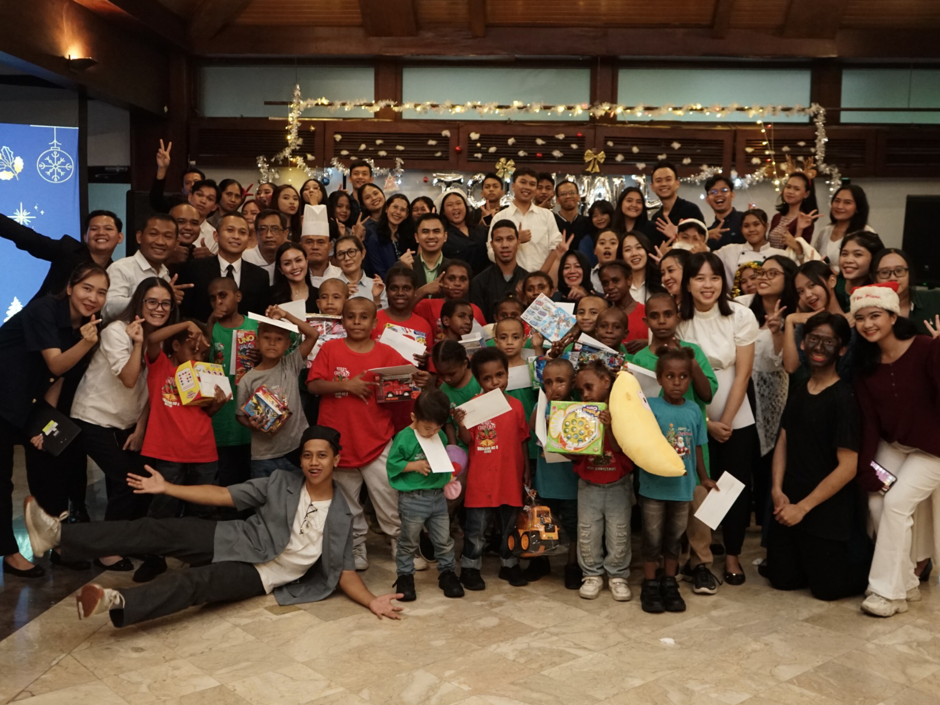 Karyawan dan manajemen ARYADUTA Lippo Village berfoto bersama anak-anak Yayasan Tangan Kasih usai kegiatan Townhall Staff dan program CSR akhir tahun di Tangerang. (Dok. ARYADUTA Lippo Village)