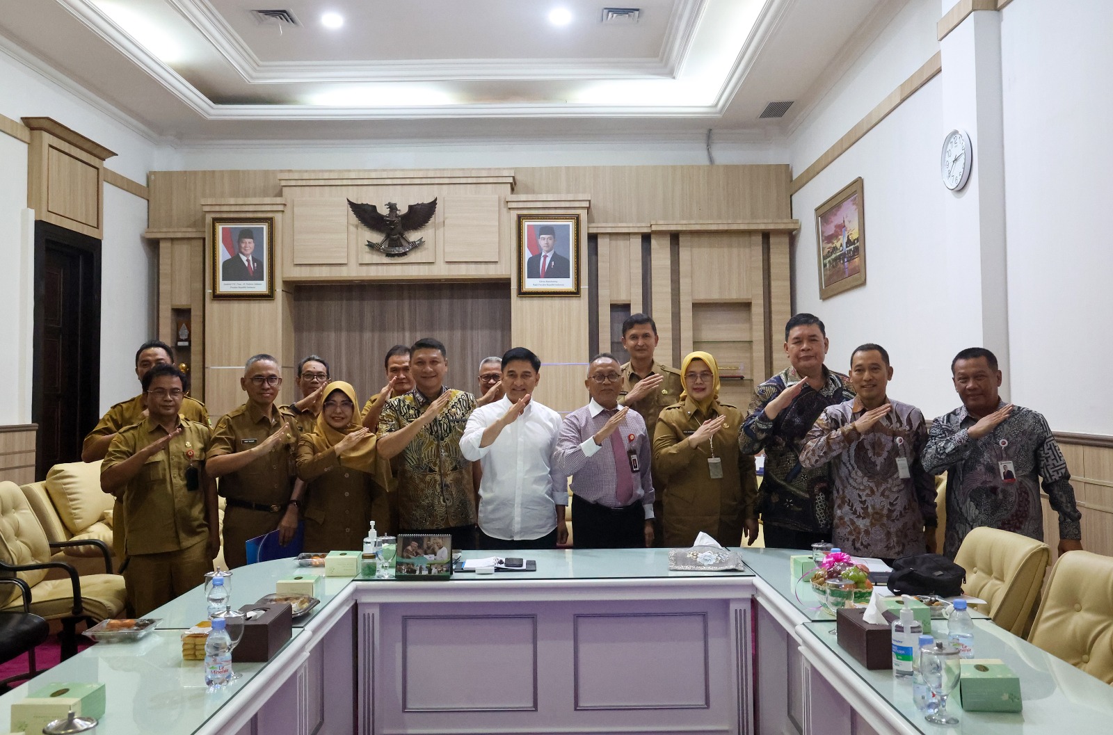 Wagub Dimyati saat menerima kunjungan pengelola Bak Banten di . KP3B Curug, Kota Serang. Foto : Ist