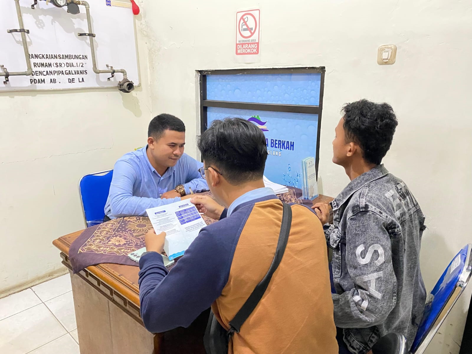 Perumdam Tirta Berkah Pandeglang, sedang memberikan pelayanan secara langsung kepada para pelanggan yang datang ke loket pelayanan Perumdam Tirta Berkah Pandeglang, beberapa waktu lalu.