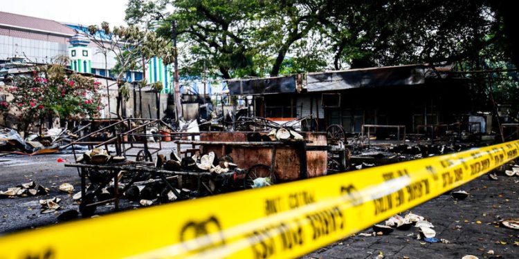 Salah satu kios yang terbakar dampak kerusuhan Kalibata. Foto : Ist