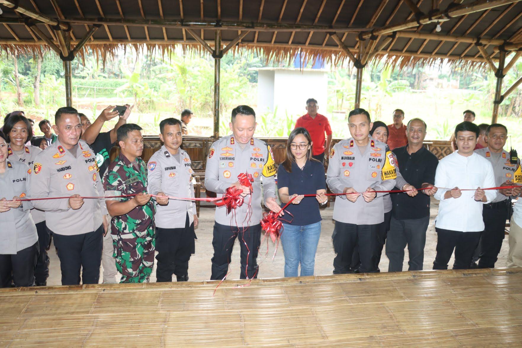 KOLABORASI. Polres Tangsel menerima fasilitas saung bambu dari pihak swasta sebagai dukungan terhadap program ketahanan pangan.