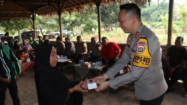 BERI BANTUAN. Polres Tangsel berikan bantuan kepada masyarakat. Bantuan itu berupa pengobatan gratis dan sembako.