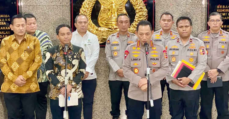 Kapolri Jenderal Listyo Sigit dan Menhut Raja Juli saat menggelar konferensi pers. Foto : Ist