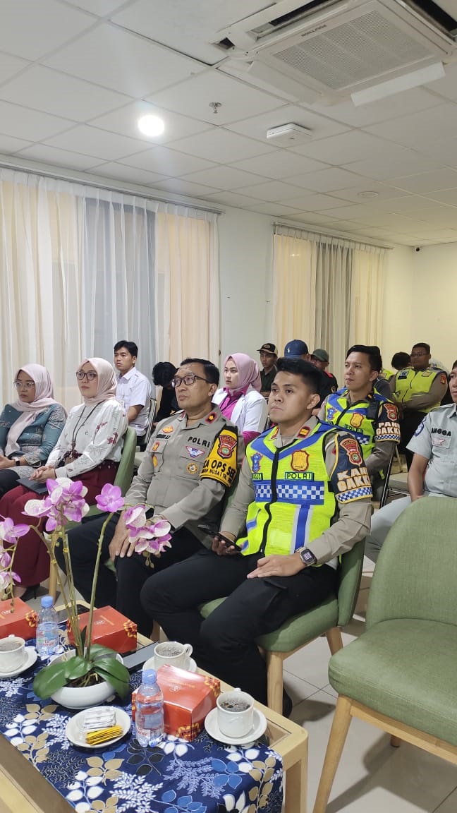 KOLABORASI. Polsek Ciputat Timur terus gelarkegiatan Sosialisasi Kecelakaan Lalu Lintas dan Pelatihan Kegawatdaruratan bagi Driver Ambulance yang digelar di RS Hermina Ciputat, Rabu (17/12).