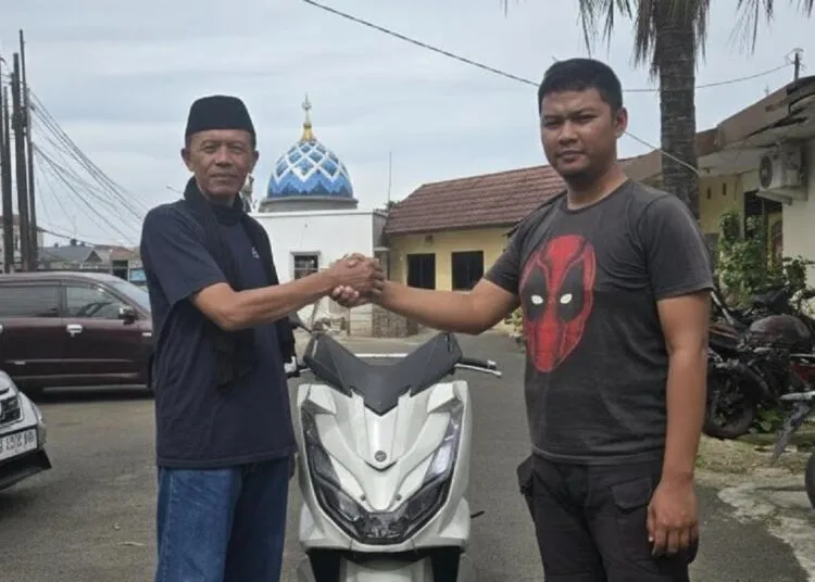 Panit 1 Unit Reskrim Polsek Ciputat Timur, Ipda Dedi Winra Z. Manurung (kanan) saat menyerahkan 1 unit sepeda motor yang sempat dicuri kepada pemiliknya Sudiaman Toha. Foto : Ist