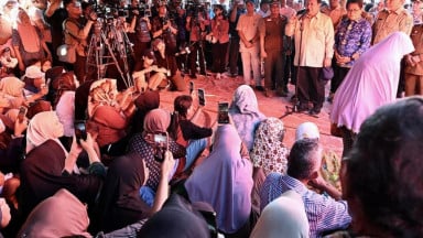 Presiden Prabowo saat bertemu warga korban banjir di Padang Pariaman. Foto : Tim Media Presiden