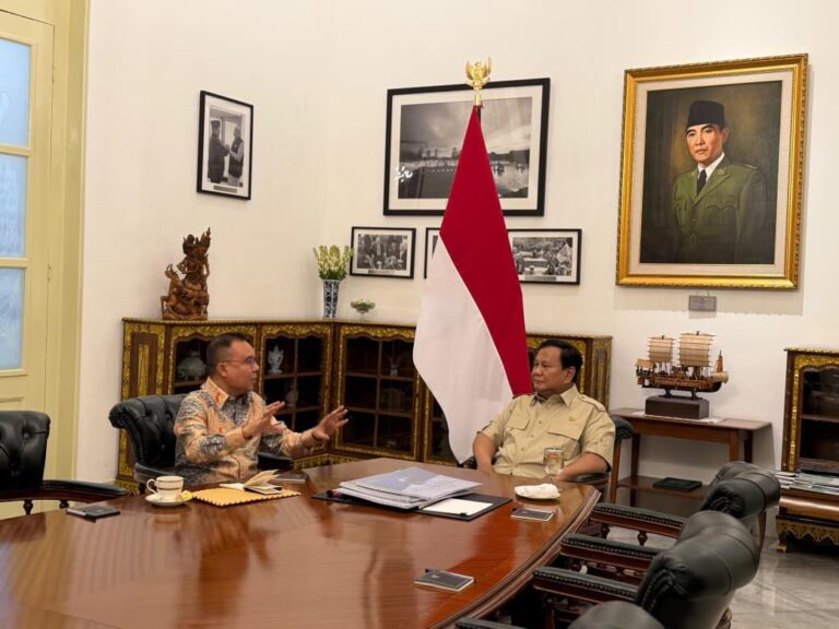 Presiden Prabowo dan Wakil Ketua DPR Sufmi Dasco saat berdiskusi di Istana. Foto : Ist