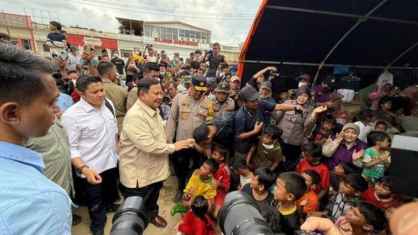 Presiden Prabowo saat menyapa warga di Aceh. Foto : Ist