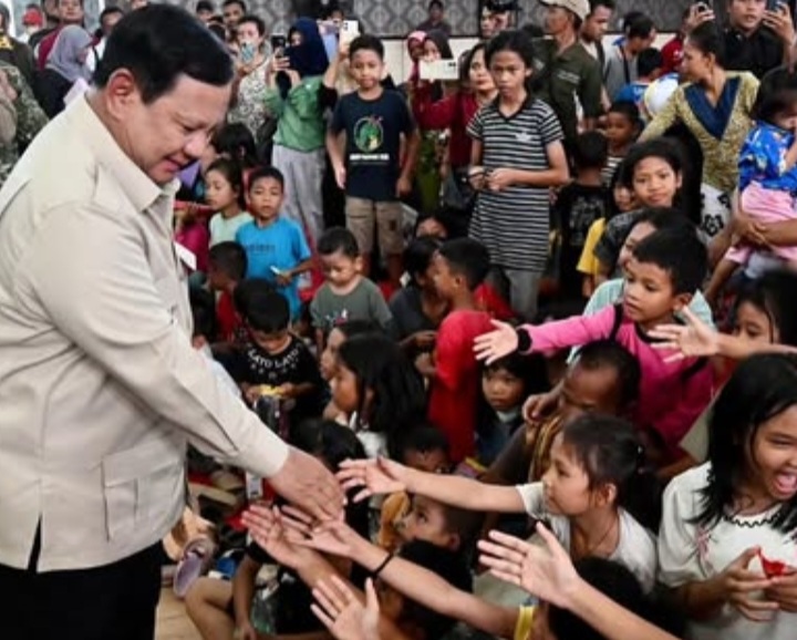 Presiden Prabowo bersama anak-anak pengungsi di Tapanuli Tengah. Foto : Tim Media Presiden