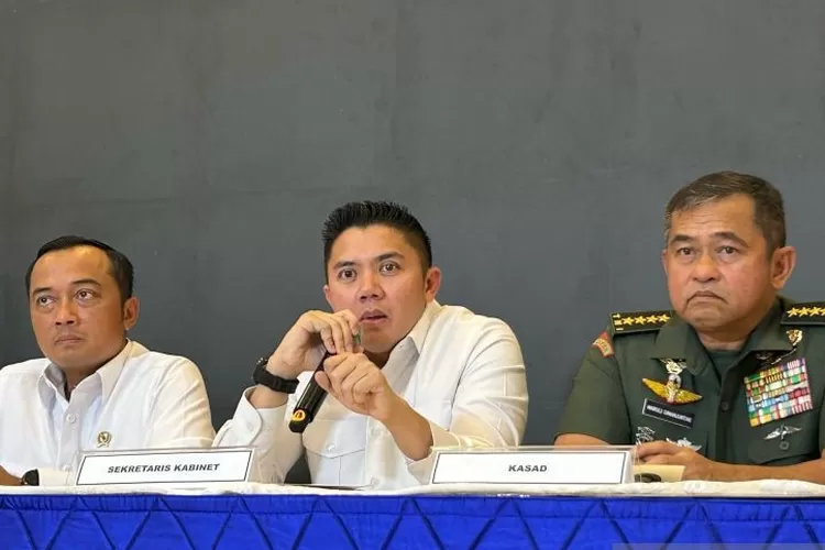 Mensesneg Prasetyo Hadi (kiri) usai melakukan konferendi pers. Foto : Ist