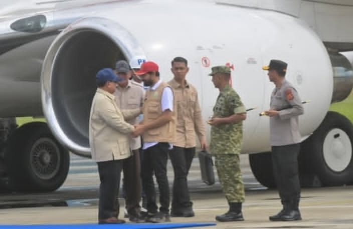 Presiden Prabowo disambut Gubernur Aceh  Gubernur Muzakir Manaf setibanya di Aceh. Foto : Ist