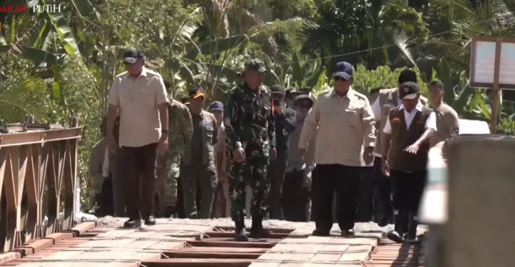 Presiden Prabowo sidak pembangunan jembatan Bailey Padang Mantuang di Kabupaten Padang Pariaman, Sumatera Barat. Foto : Ist