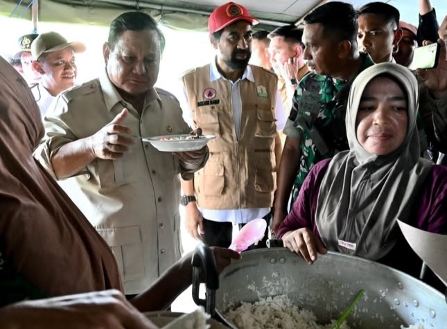Presiden Prabowo mencicipi masakan dapur umum saat kunker ke Aceh Minggu (7/12). Foto : Ist