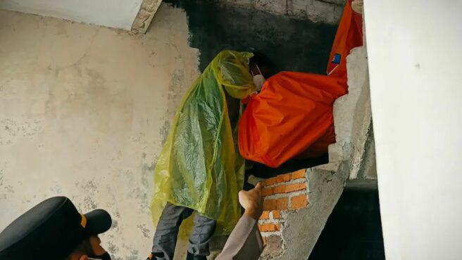 Polisi tengah lakukan evakuasi jenazah yang diduga bunuh diri di Ciputat.