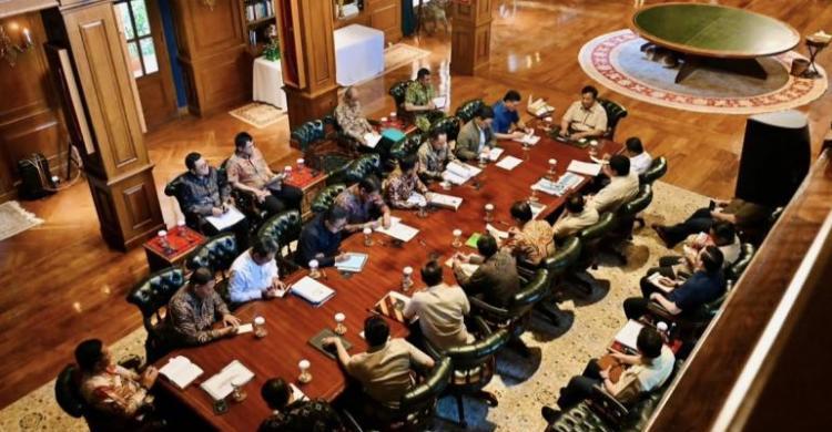 Presiden Prabowo saat rapat di Hambalang pada Minggu (14/12/25). Foto : Ist