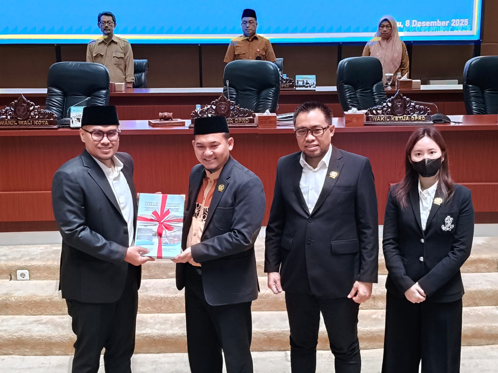 Anggota DPRD Kota Tangerang Selatan saat mengikuti rapat paripurna penyampaian laporan hasil reses Masa Sidang II tahun 2025–2026 di Gedung DPRD Tangsel, Senin (8/12/2025). (Dok. DPRD Tangsel)