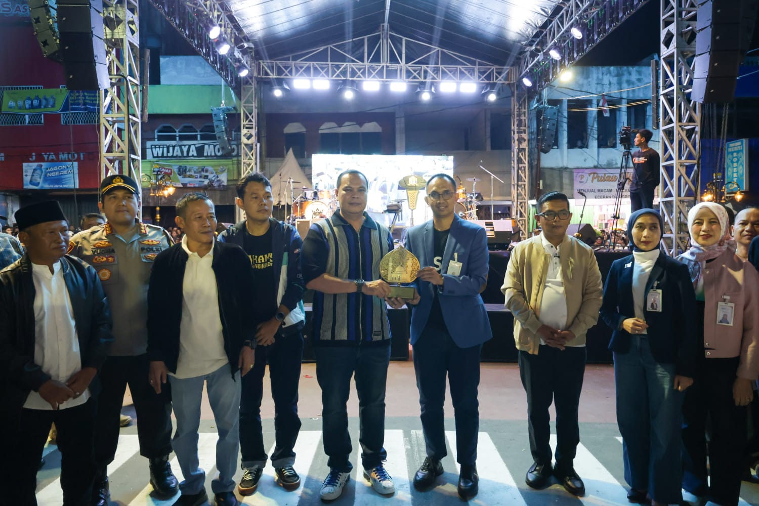 Gubernur Andra Soni (no 3 dari kanan) pada peresmian Kawasan Royal Baroe di Jalan Tirtayasa, Kota Serang. Foto : Humas Pemprov