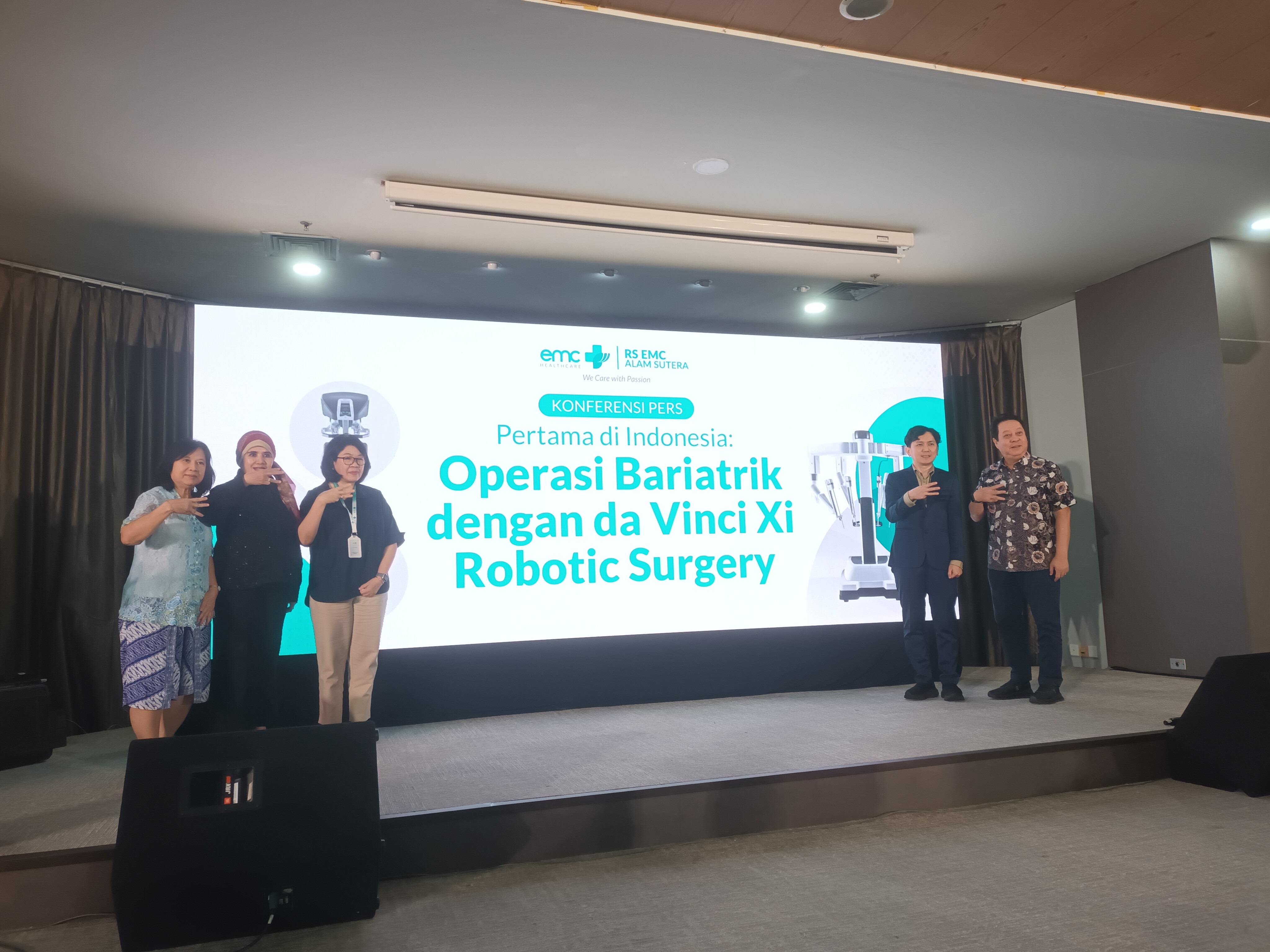 Presiden Direktur PT Sarana Meditama International sekaligus Direktur RS EMC Alam Sutera bersama tim dokter berfoto usai konferensi pers operasi bariatrik robotik pertama di Indonesia dengan teknologi da Vinci Xi, Jumat (19/12/2025). (tangselpos.id/lim)