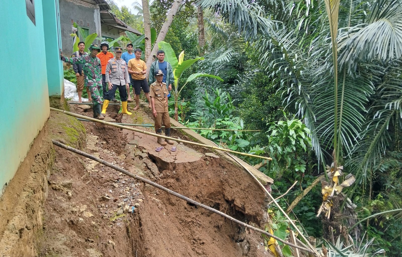 Camat Mandalawangi bersama Kapolsek Mandalawangi, sedang melakukan penanganan bencana longsor di Kampung Ramea Pasir RT/RW 004/002, Desa Cikumbueun, Kecamatan Mandalawangi, Kabupaten Pandeglang, Senin (29/12).