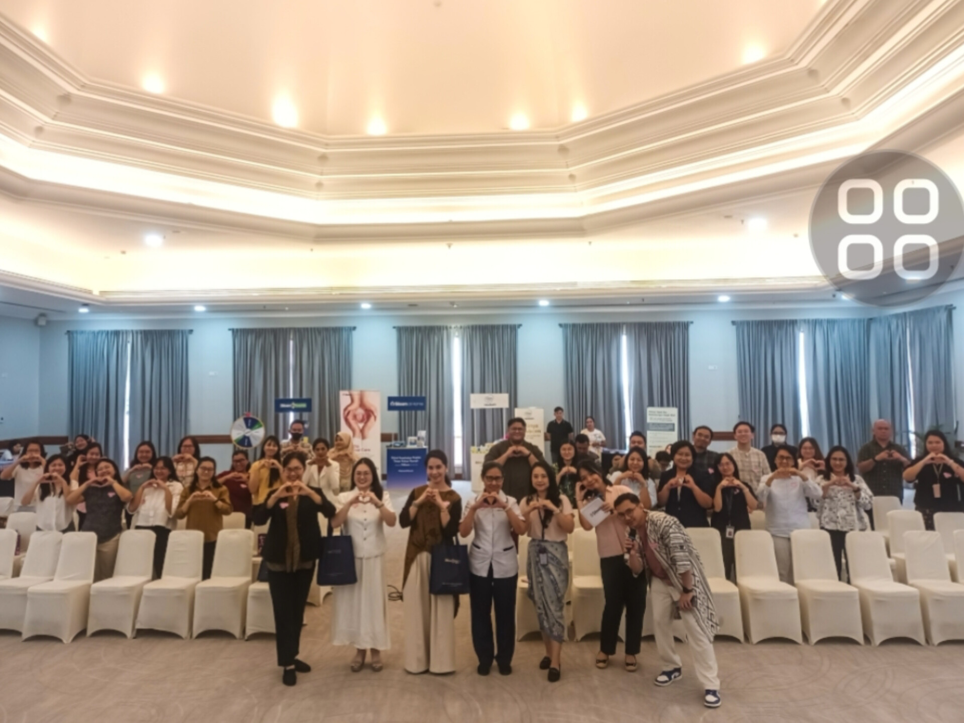 Peserta edukasi persalinan nyaman Siloam Hospitals Lippo Village antusias berfoto bersama dalam rangka menyambut Hari Ibu 2025, Rabu (10/12/2025). (tangselpos.id/lim)