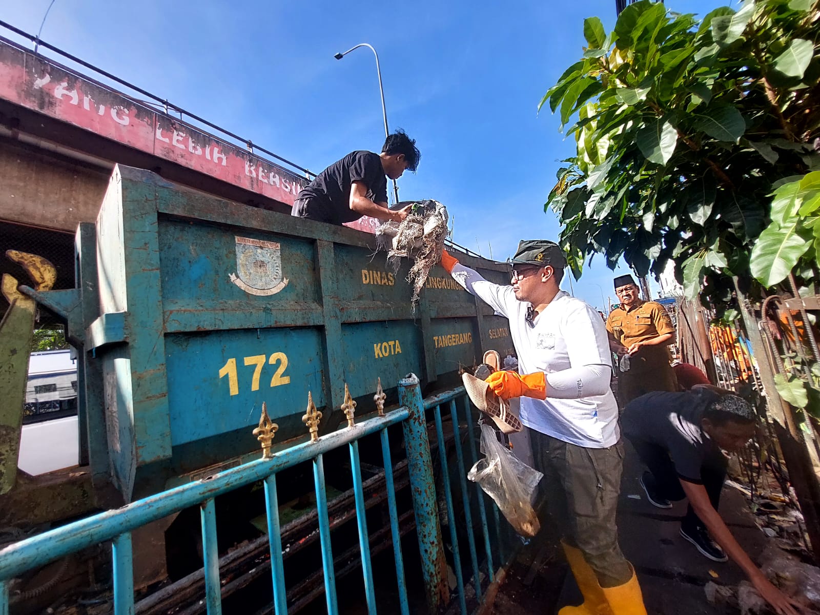 Wakil Wali Kota Tangsel, Pilar Saga Ichsan saat bersih-bersih Pasar Ciputat