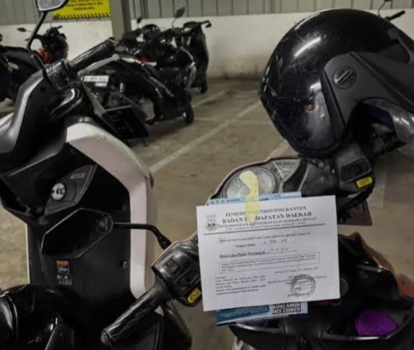 Sepeda motor yang ditempel surat imbauan di Stasiun Pondok Ranji. Foto : IG