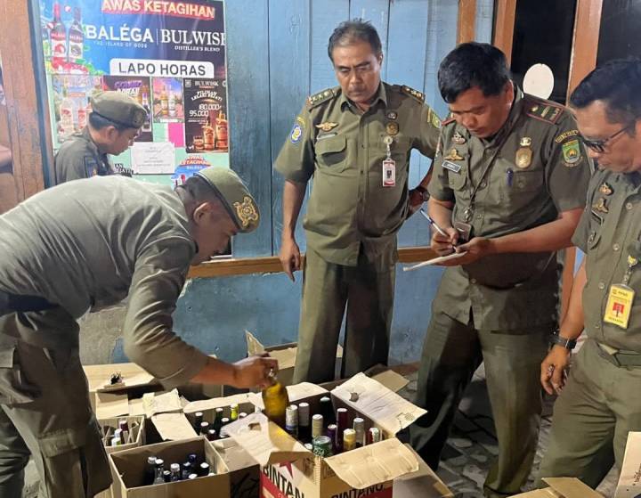 Satuan Polisi Pamong Praja (Satpol PP) menyita minuman keras dalam operasi penegakan Peraturan Daerah (Perda) Nomor 7 Tahun 2005 tentang Pelarangan Peredaran dan Penjualan Minuman Beralkohol, Rabu (17/12) dinihari.