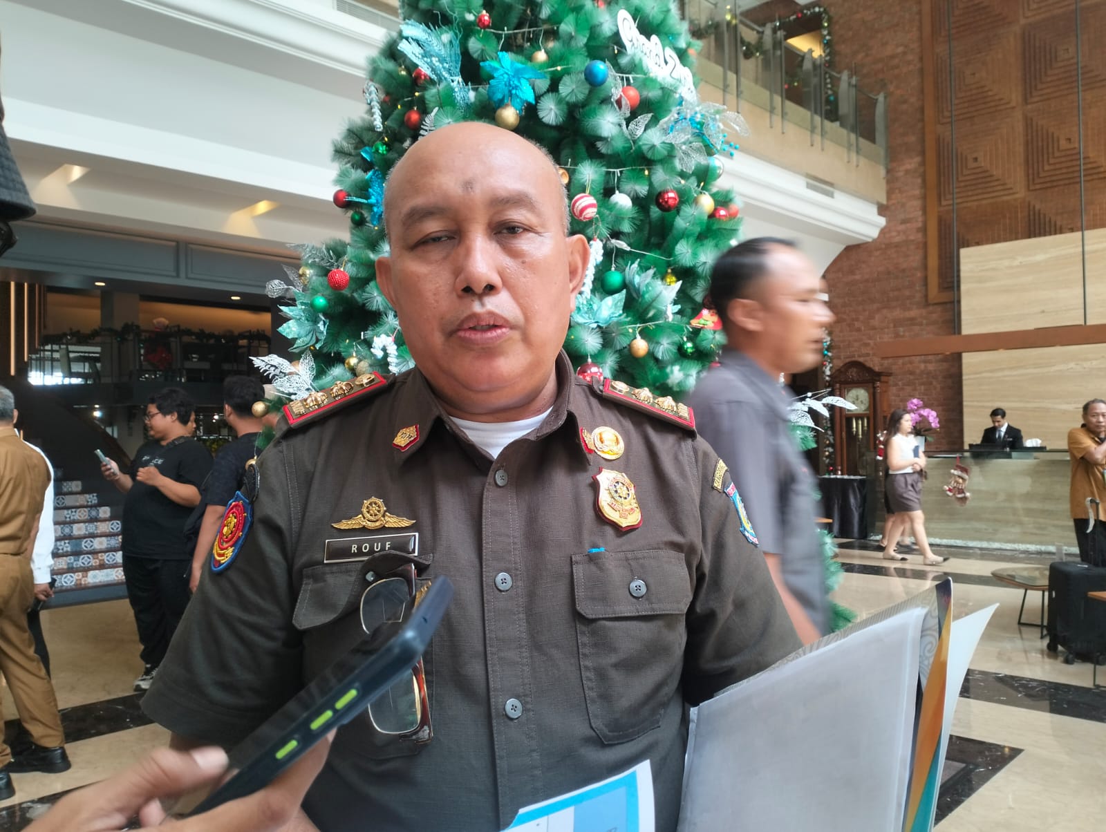 Sekretaris Satpol PP Kota Tangsel, Rouf, saat dijumpai di Serpong, Senin (22/12). (tangselpos.id/irm)