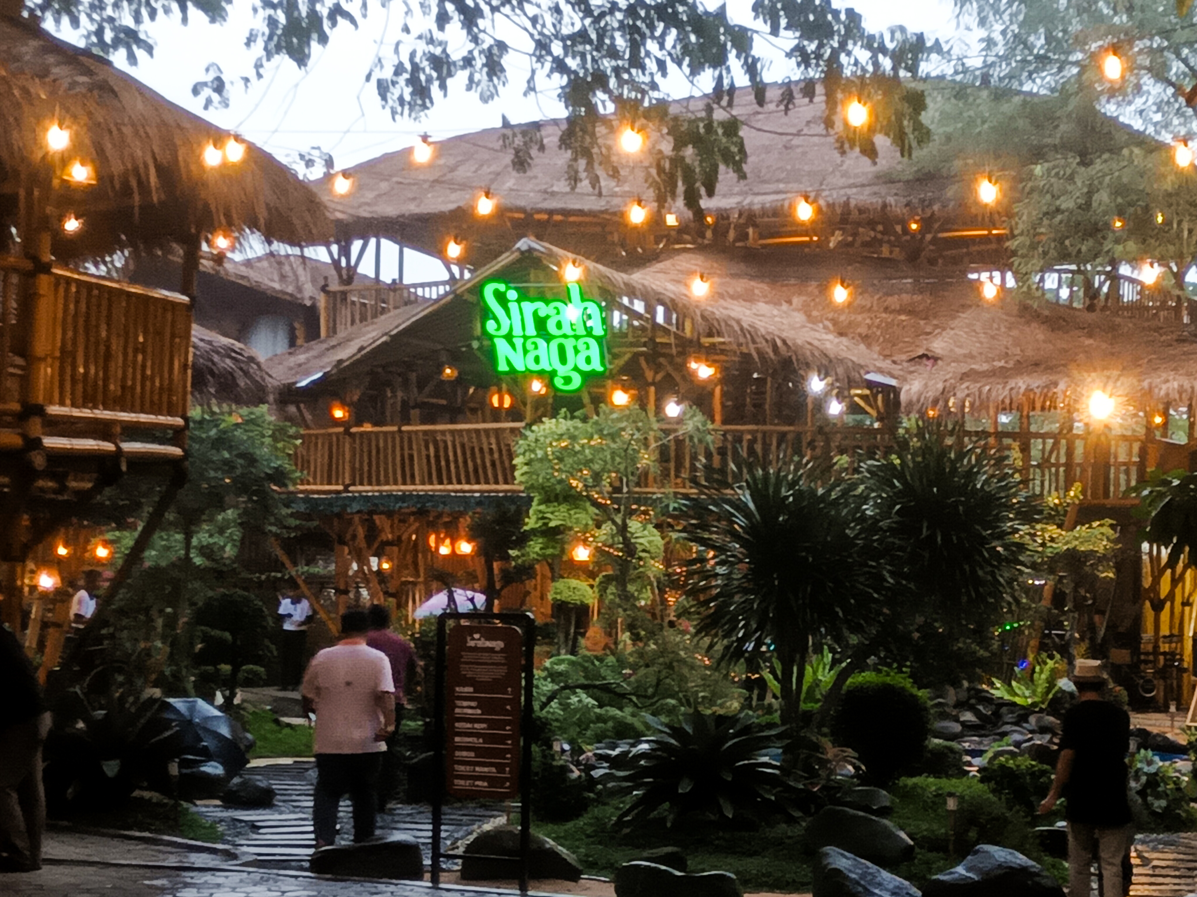 Suasana Sirah Naga, restoran Sunda modern bernuansa alam di Serpong, Tangerang Selatan, yang resmi menggelar soft launching pada Senin (29/12/2025). (tangselpos.id/lim)