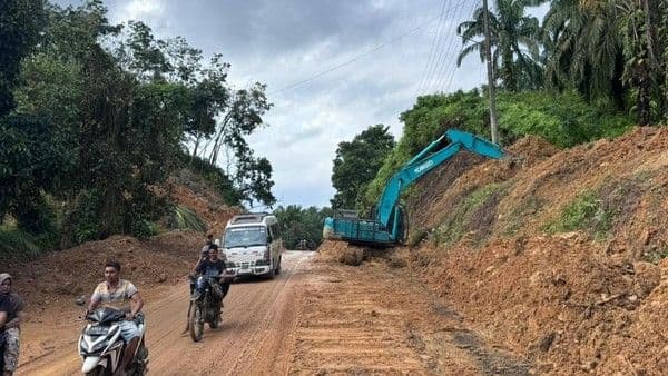 Jalan akses Aceh - Sumut susah bisa dilalui. Foto : Ist
