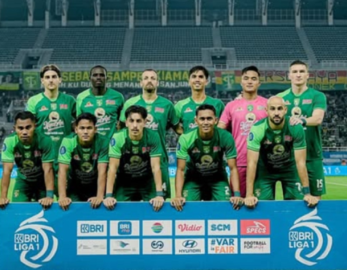 Skuad Persebaya siap hadang Borneo FC dikandang. Foto : Ist