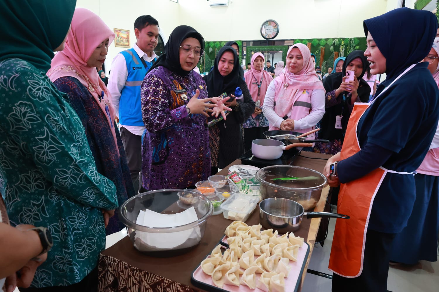 Wakil Bupati (Wabup) Tangerang, Intan Nurul Hikmah, tengah berdialog saat menghadiri acara peluncuran Pemberian Makanan Tambahan (PMT) terhadap ibu hamil yang rentan selama 120 hari di Gedung Serba Guna (GSG) Kecamatan Kelapa Dua, Kamis (18/12).