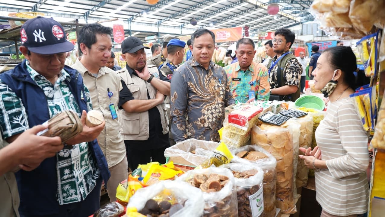 Plt Kepala Disperindag Tangsel, Bachtiar Priyambodo saat melakukan sidak ke sejumlah pasar, Kamis (18/12)