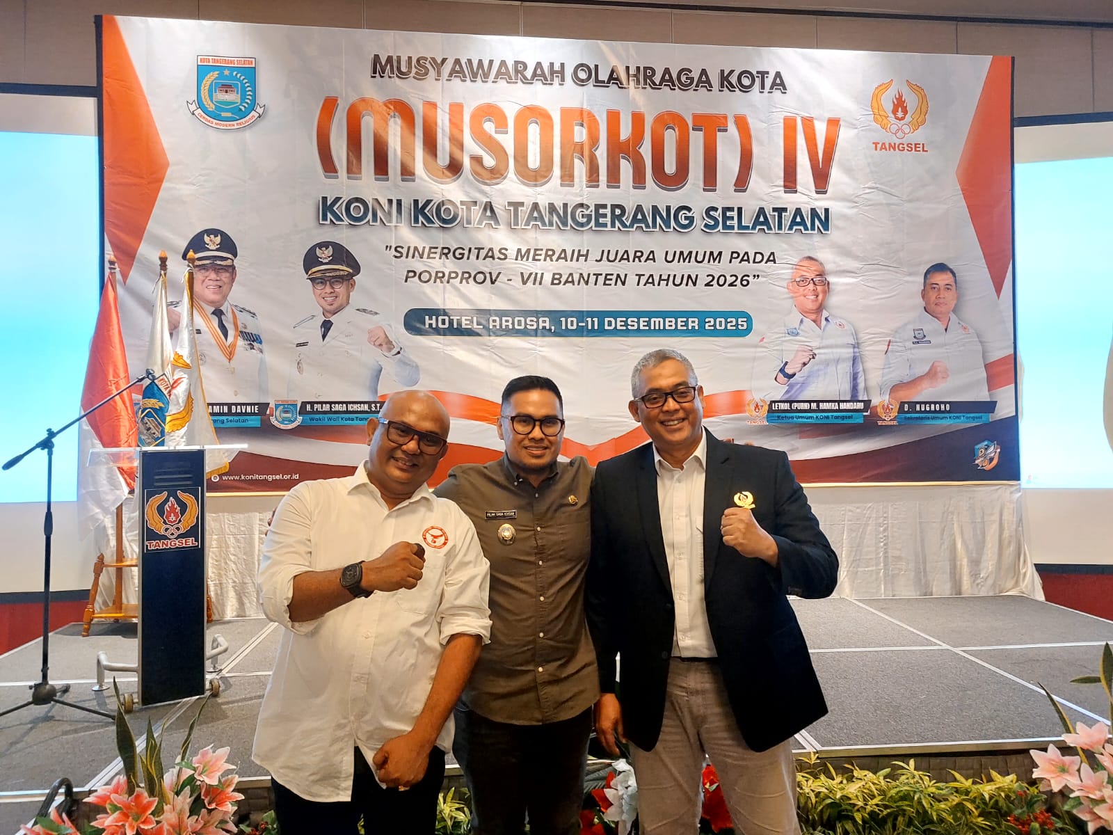 Wakil Wali Kota Tangsel Pilar Saga Ichsan bersama Ketum KONI baru Mahludin (kiri) dan Hamka Handaru (mantan Ketum KONI). Foto : Rachman/TP