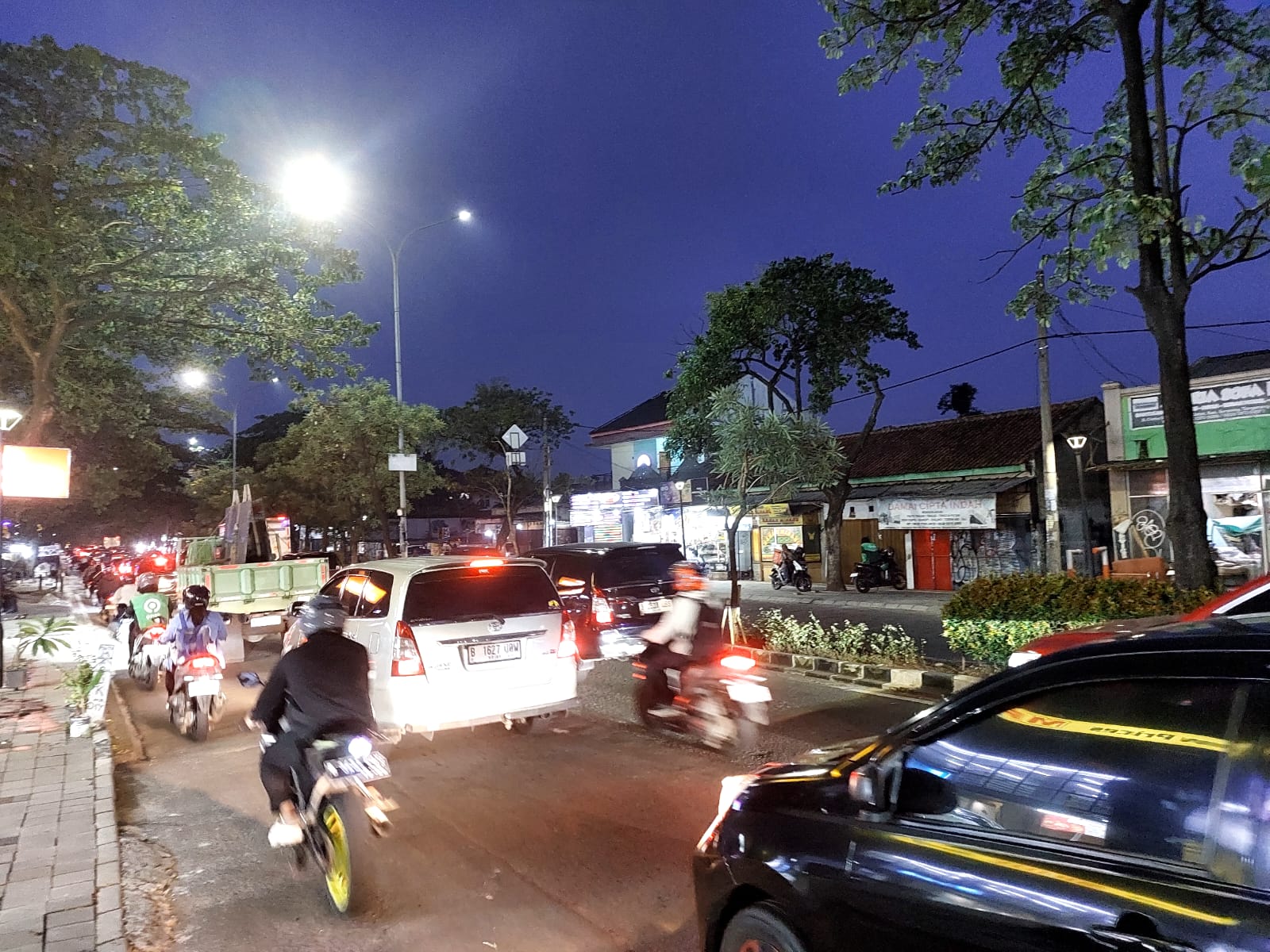 Kondisi arus lalu lintas di Jalan Ciater Raya, Selasa (23/12). (tangselpos.id/rmn)
