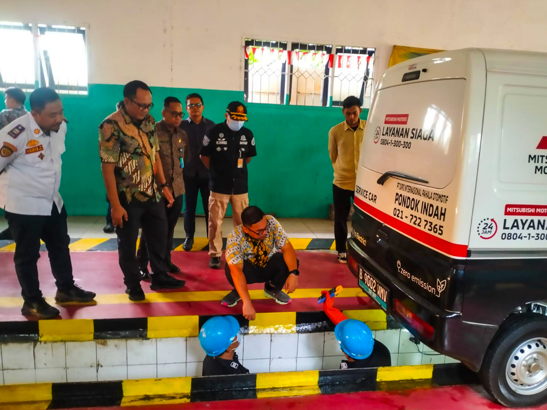 Wakil Wali Kota Tangsel, Pilar Saga Ichsan, meninjau langsung pelaksanaan uji KIR kendaraan listrik. Foto : Ist