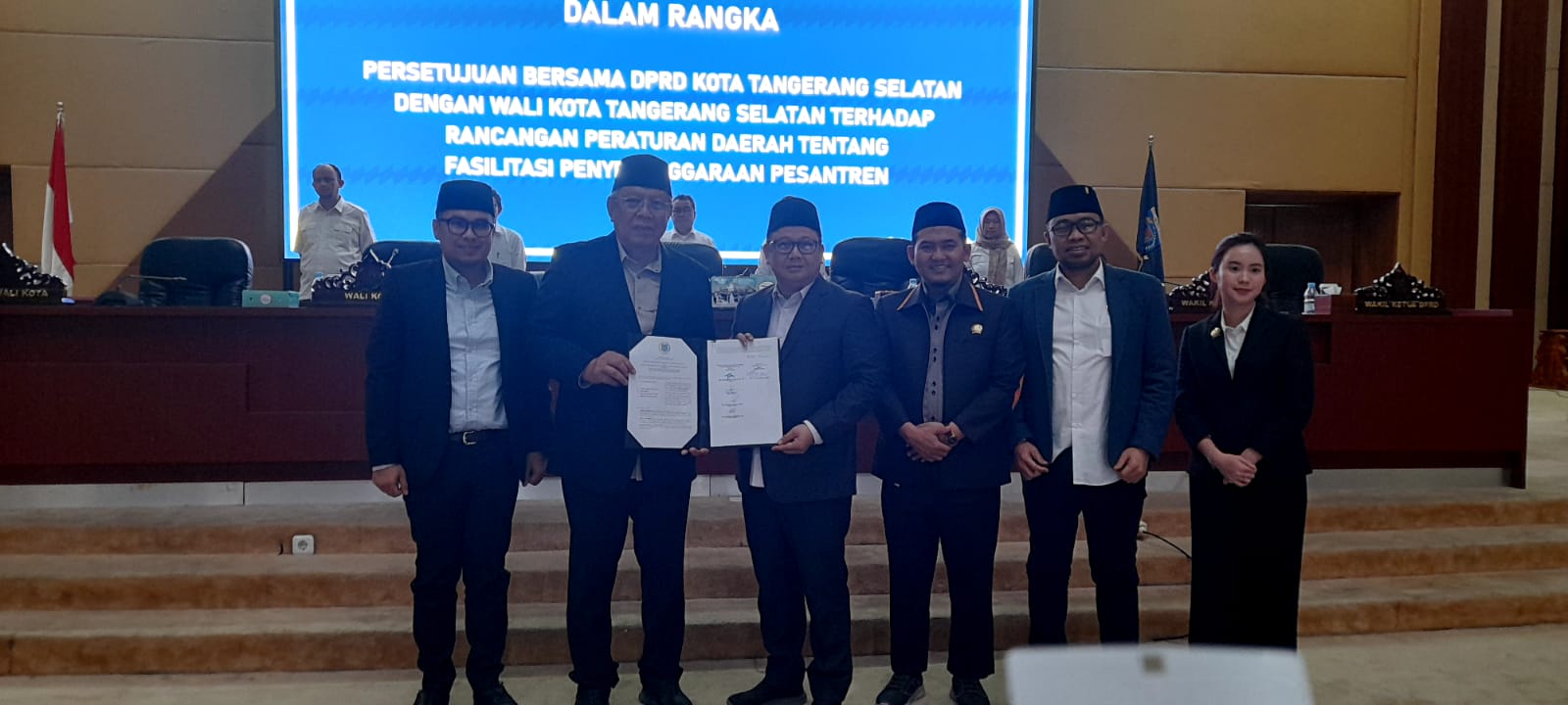 DPRD Kota Tangsel sangka Raperda Penyeemggaraan Pesantren menjadi Perda.