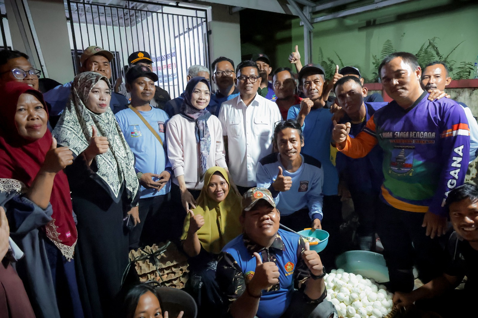 Gubernur Banten Abdra Soni (baju putih) saat meninjau korban bajir di Kabupaten Serang. Foto : Humas Pemprov