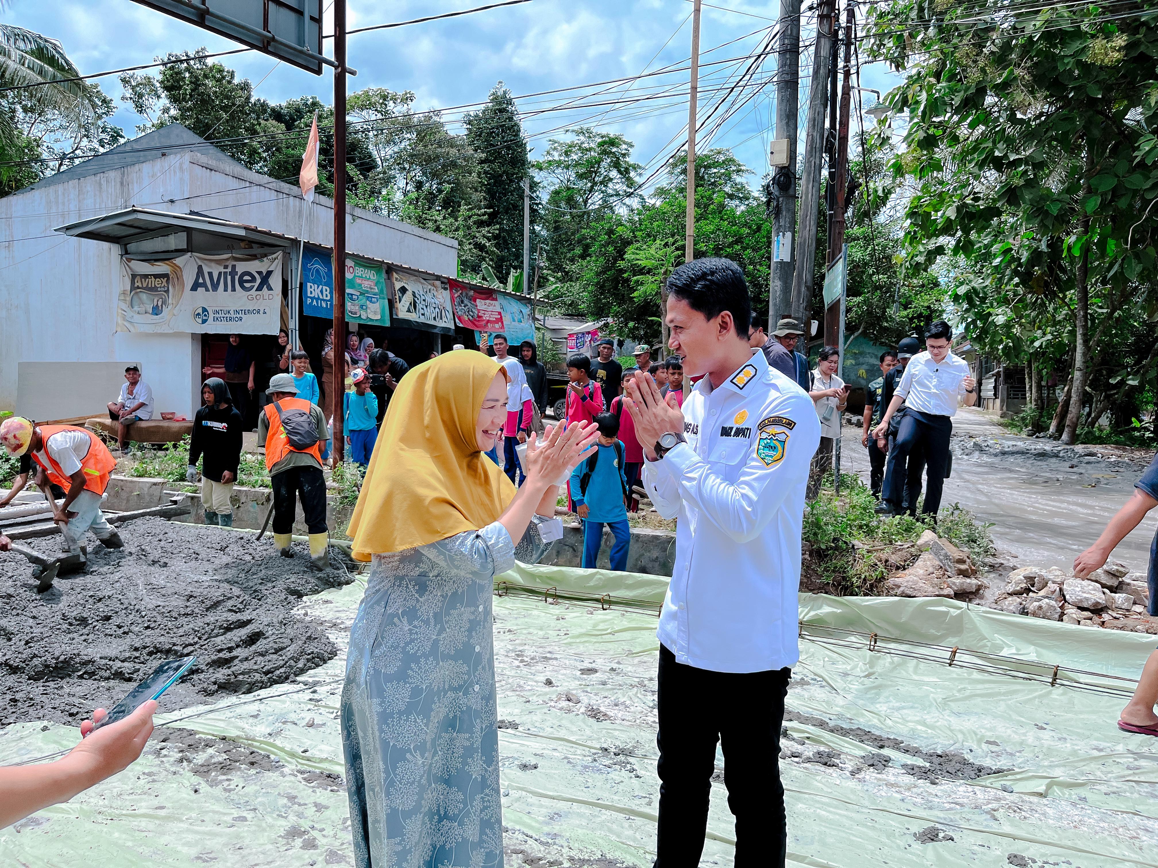 Wakil Bupati Pandeglang, Iing Andri Supriadi, menyapa warga saat meninjau pembangunan ruas jalan Kadomas-Banjar, Selasa (12/9/2025).(Istimewa)