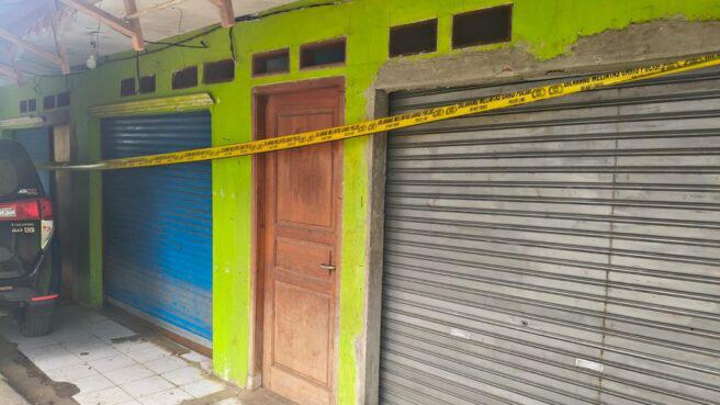 Polisi Menyegel rumah tersangka kasus penganiayaan anak hingga tewas di Ciputat.
