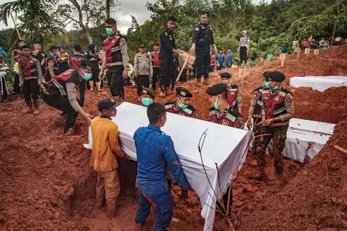 Pemakaman oleh petugas untuk korban banjir bandang di Sumatera. Foto : Ist