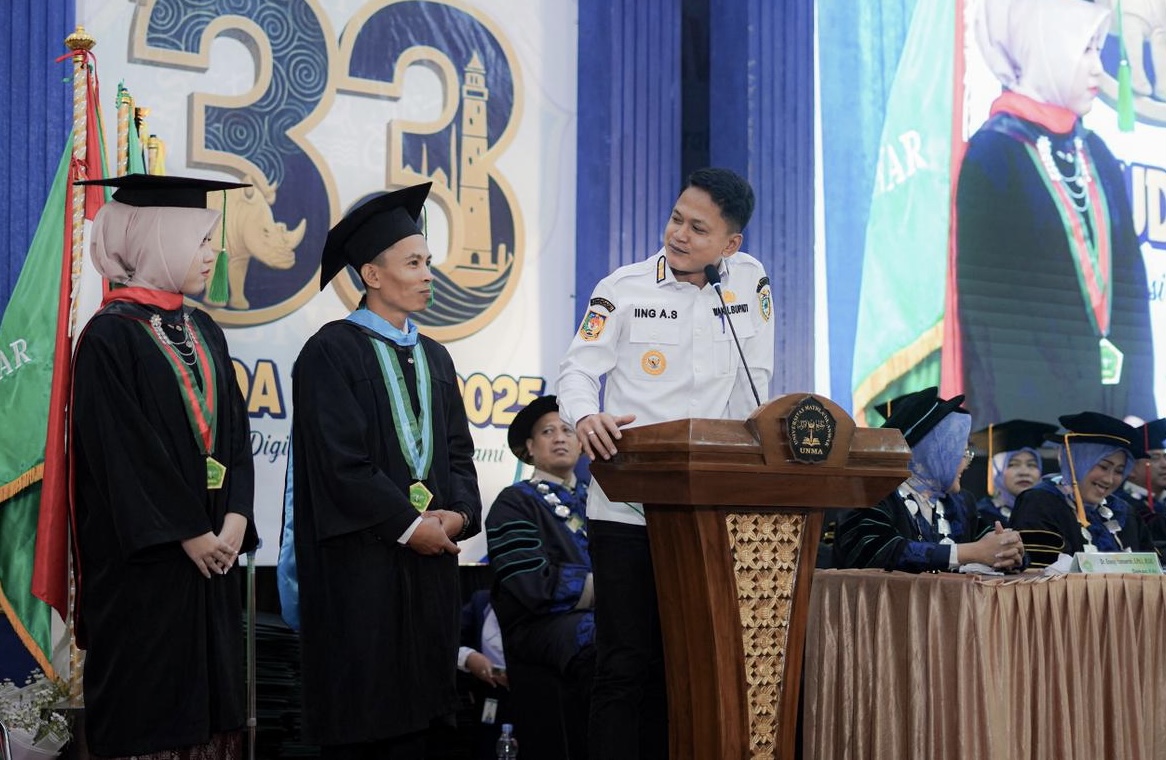 Wabup Pandeglang Iing Andri Supriadi, sedang menyampaikan niatnya memberikan beasiswa S2 kepada 2 orang lulusan terbaik Unma Banten, di sela-sela memberikan sambutan di acara Wisuda Unma Banten ke 33, di Gedung Serbaguna K.H. Muhammad Irsjad Djuwaeli Unma Banten, Rabu (17/12).